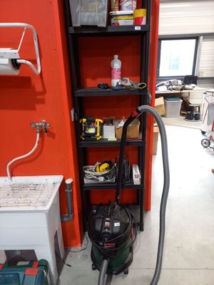 une image représentant une pièce dans laquelle se trouve un aspirateur