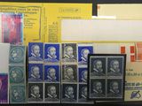 Plusieurs timbres et enveloppes différents sont exposés dans une vitrine.