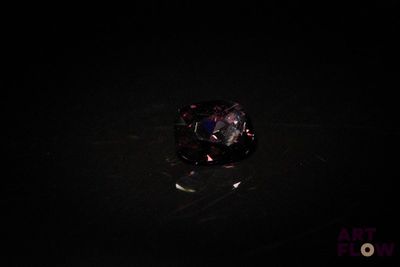 un anneau qui flotte dans l'eau la nuit