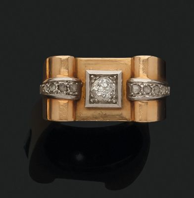 gros plan d'une bague en or et diamants sur une surface noire