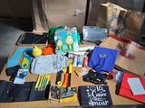 une table sur laquelle se trouvent de nombreux objets