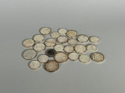 un tas de pièces posé sur une table à côté d'une pièce