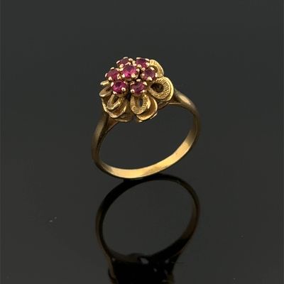 une image représentant une bague en or ornée d'un rubis au centre
