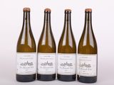 trois bouteilles de vin posées les unes à côté des autres sur une surface blanche
