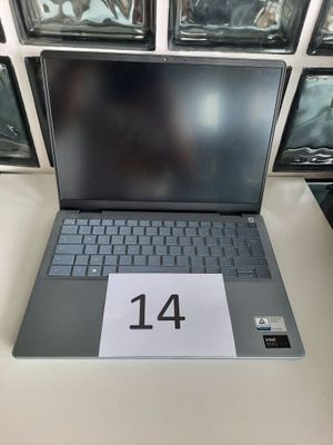 un ordinateur portable posé sur une table sur laquelle est inscrit le chiffre 14