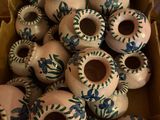 une boîte remplie de vases posés par terre