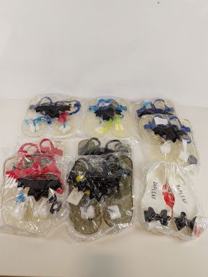 tout un tas de jouets variés, rangés dans des sacs posés sur une table