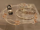 une collection de bijoux exposée dans une vitrine