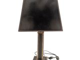 une image représentant une lampe munie d'un abat-jour noir