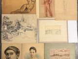 Plusieurs dessins représentant un homme et une femme sont posés sur une table