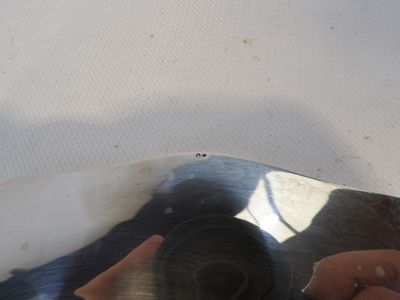 une personne qui tient un couteau à la main