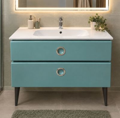 une salle de bains avec un lavabo et un miroir au mur