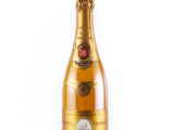 gros plan d'une bouteille de champagne sur fond blanc