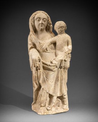 l'image d'une statue représentant une femme tenant un enfant dans ses bras