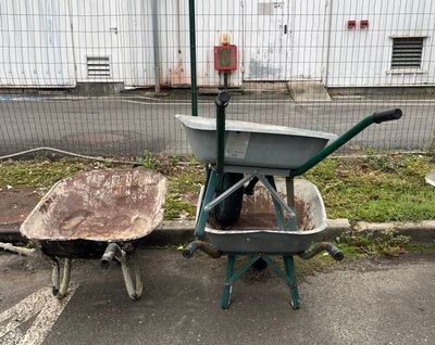 une brouette et une autre brouette sur un parking