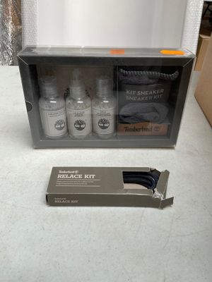 une boîte contenant un flacon de lotion, avec un autre flacon de lotion à côté