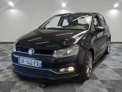 La Volkswagen Polo noire est garée dans une pièce dont le sol est en damier.