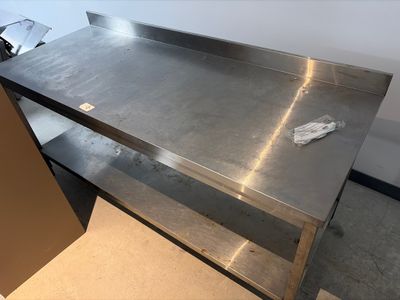 une table en acier inoxydable recouverte d'une serviette