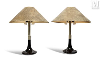 paire de lampes de table noires et dorées avec abat-jours
