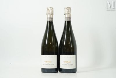 deux bouteilles de vin posées l'une à côté de l'autre sur une surface blanche