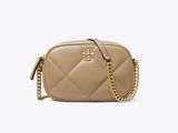 un sac à bandoulière beige avec une bandoulière en chaîne