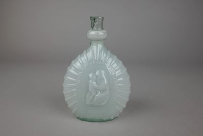 une bouteille en verre sur laquelle figure l'image d'un homme et d'une femme
