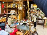 un homme tenant une balance dans une pièce