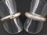 une paire de bouchons en acrylique transparent ornés d'un diamant au centre
