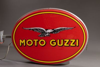 Enseigne, double faces, rétroéclairée, Moto GUZZI de forme ovale, l'ar