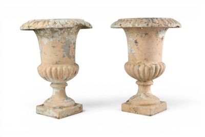 deux vases posés l'un à côté de l'autre sur une surface blanche