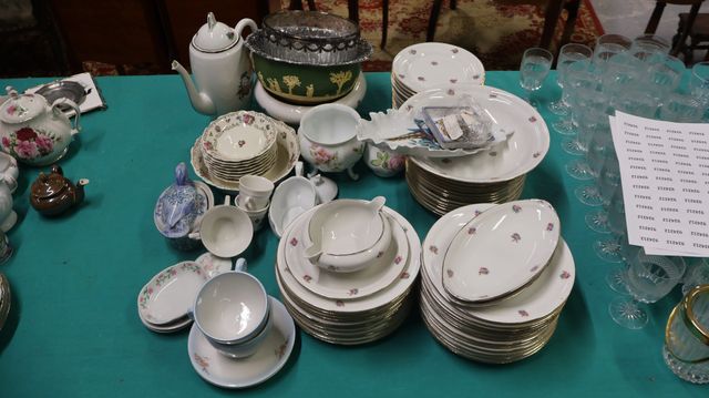 Ensemble de vaisselle courante : partie de service de table en po...