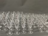 beaucoup de verres à vin et une carafe sur la table