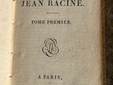 un vieux livre ouvert sur une table