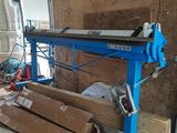 une photo d'un établi dans un garage avec beaucoup de bois