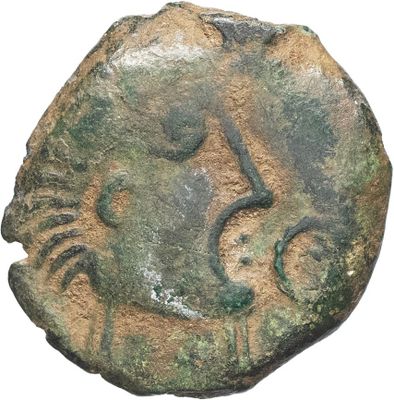 un gros plan d'une pièce de monnaie avec un visage dessus