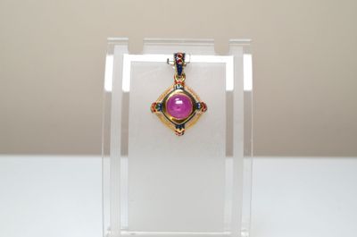 Un pendentif en argent vermeil, avec émail (intégral sur la …
