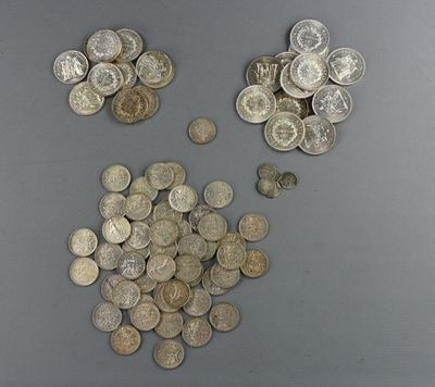 quelques pièces d'argent sont disposées en forme de cœur sur une surface grise