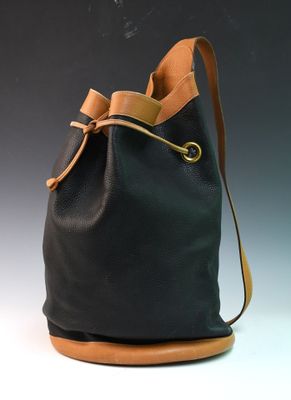 sac seau en cuir noir avec une poignée en cuir beige
