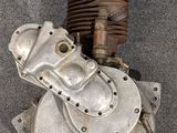 vue aérienne d'un vieux moteur de moto posé au sol