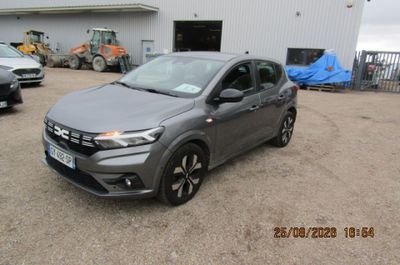 La Honda HRX grise est garée devant un immeuble.