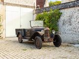un vieux camion garé devant un immeuble
