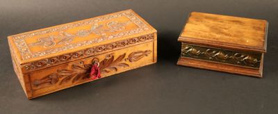 deux boîtes en bois ornées de motifs décoratifs, posées sur une table