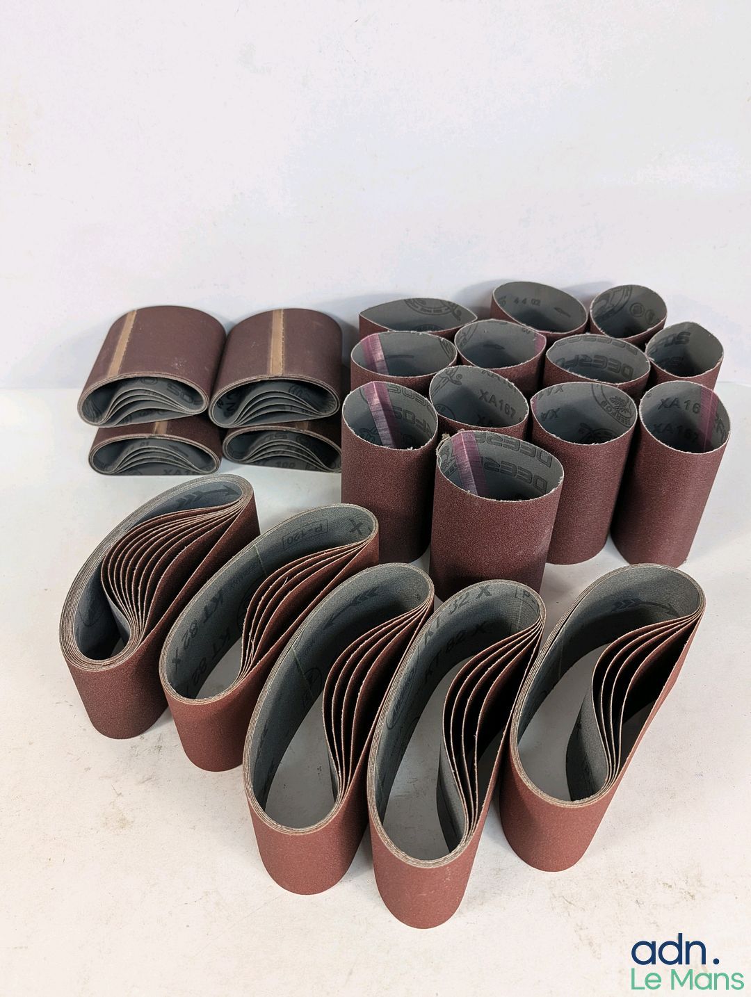 Lot de diverses bandes abrasives.
