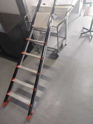 une échelle adossée au mur d'une pièce
