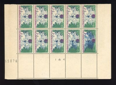 un timbre représentant des fleurs sur fond noir