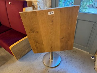 une table en bois avec un piètement en métal dans une pièce