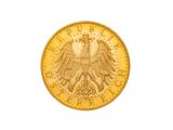 Gros plan sur une pièce d'or ornée d'un aigle