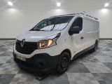 la camionnette blanche est garée sur le sol en damier d'une pièce
