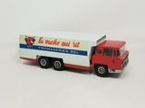 un camion miniature rouge et blanc avec une pancarte sur le côté
