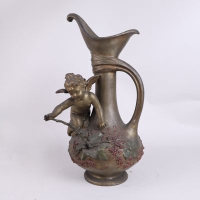 une statue représentant un Cupidon tenant une fleur dans un vase
